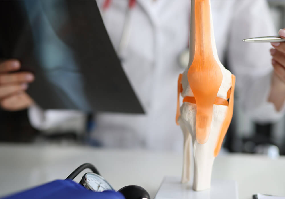 Orthopäde schaut sich Röntgenbild an